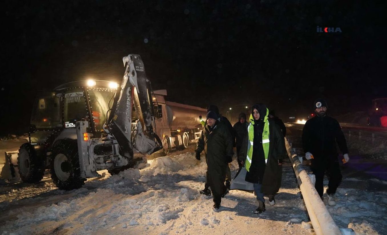 Diyarbakır- Siverek kara yolunda mahsur kalanlar 9 saat sonra kurtarıldı
