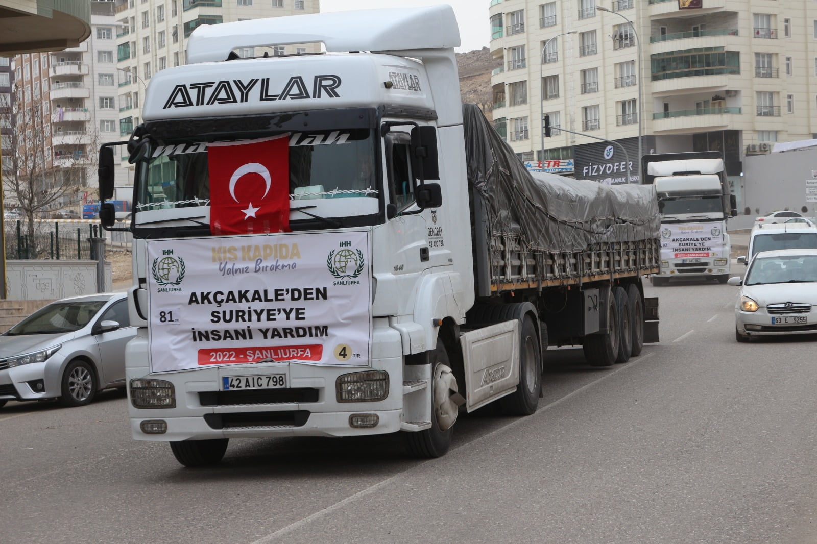 13 tır insani yardım malzemesi Suriye'ye gönderildi