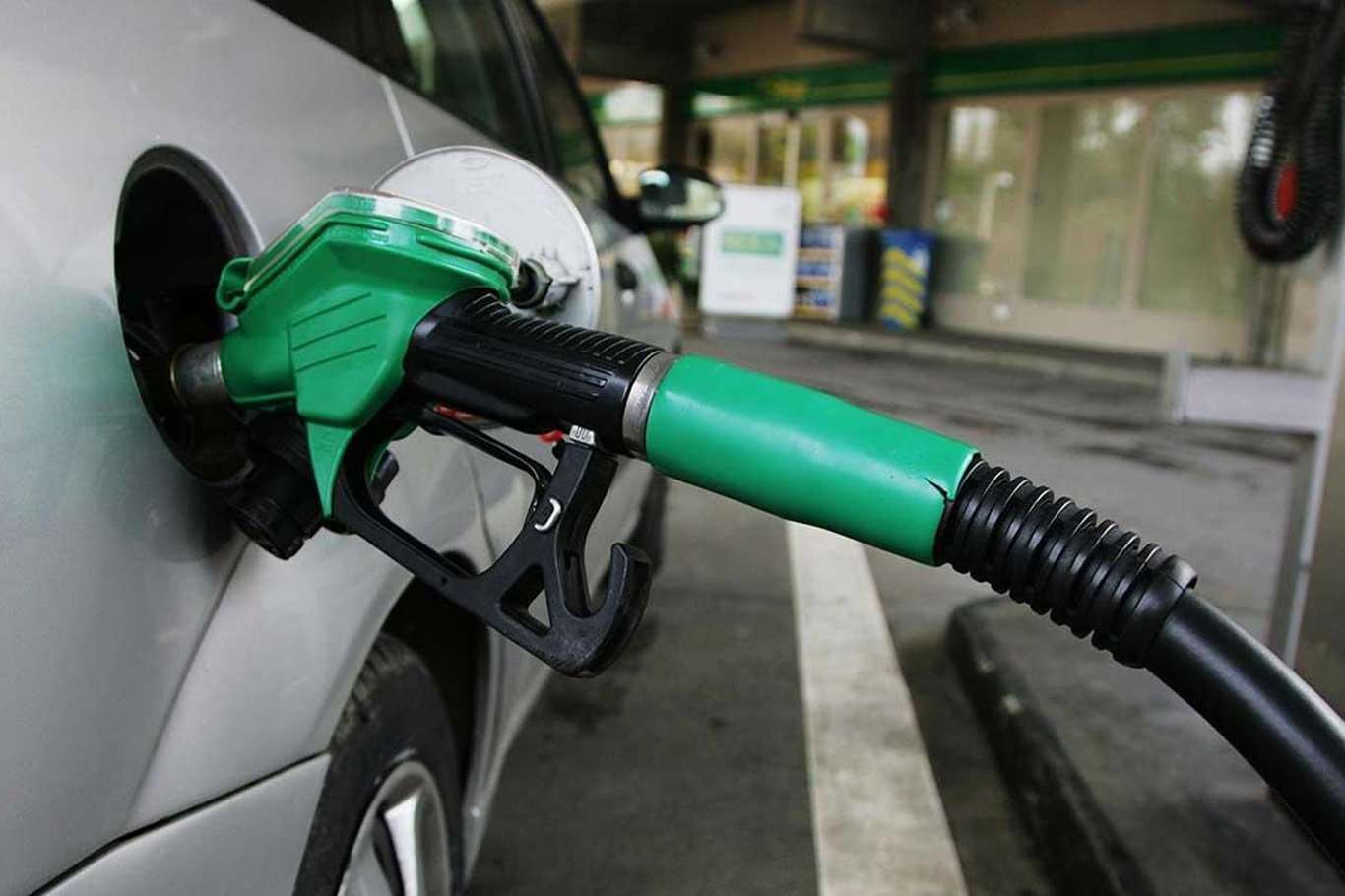 Benzine ve motorine yine zam!