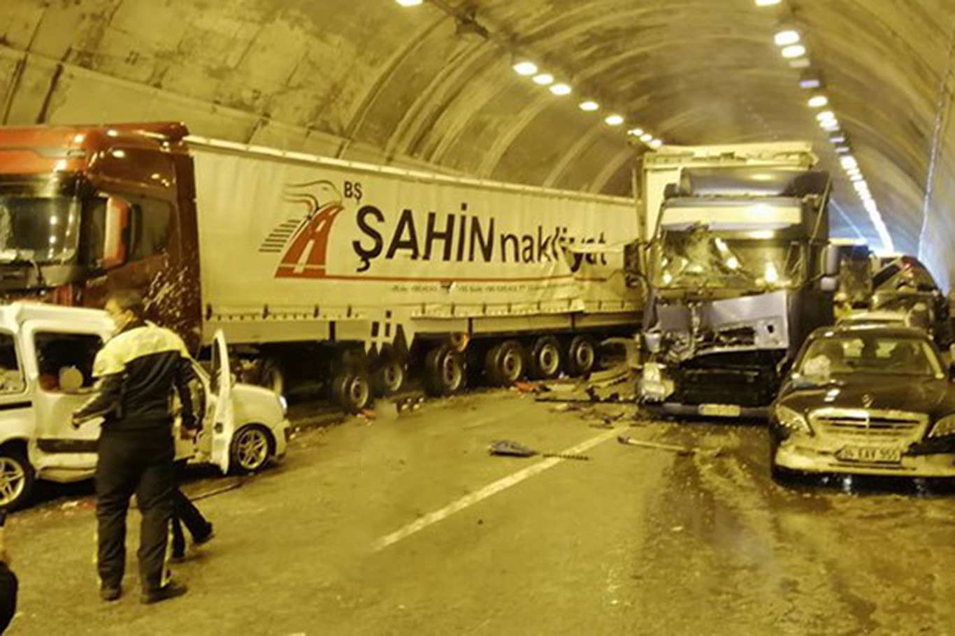 Bolu Tüneli'nde 18 aracın karıştığı zincirleme kaza: Yaralılar var