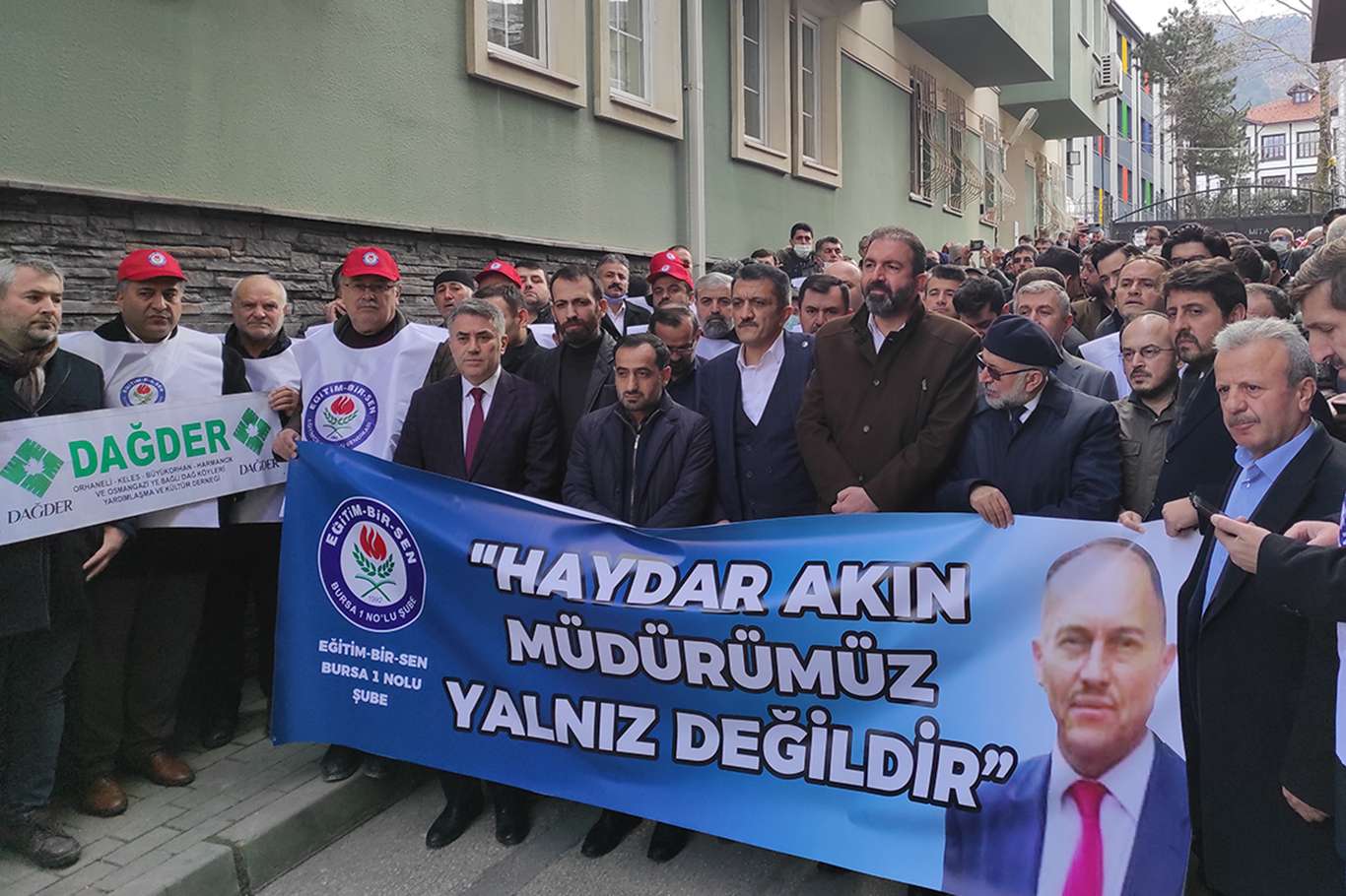 Görevden alınan okul müdürüne velilerinden destek