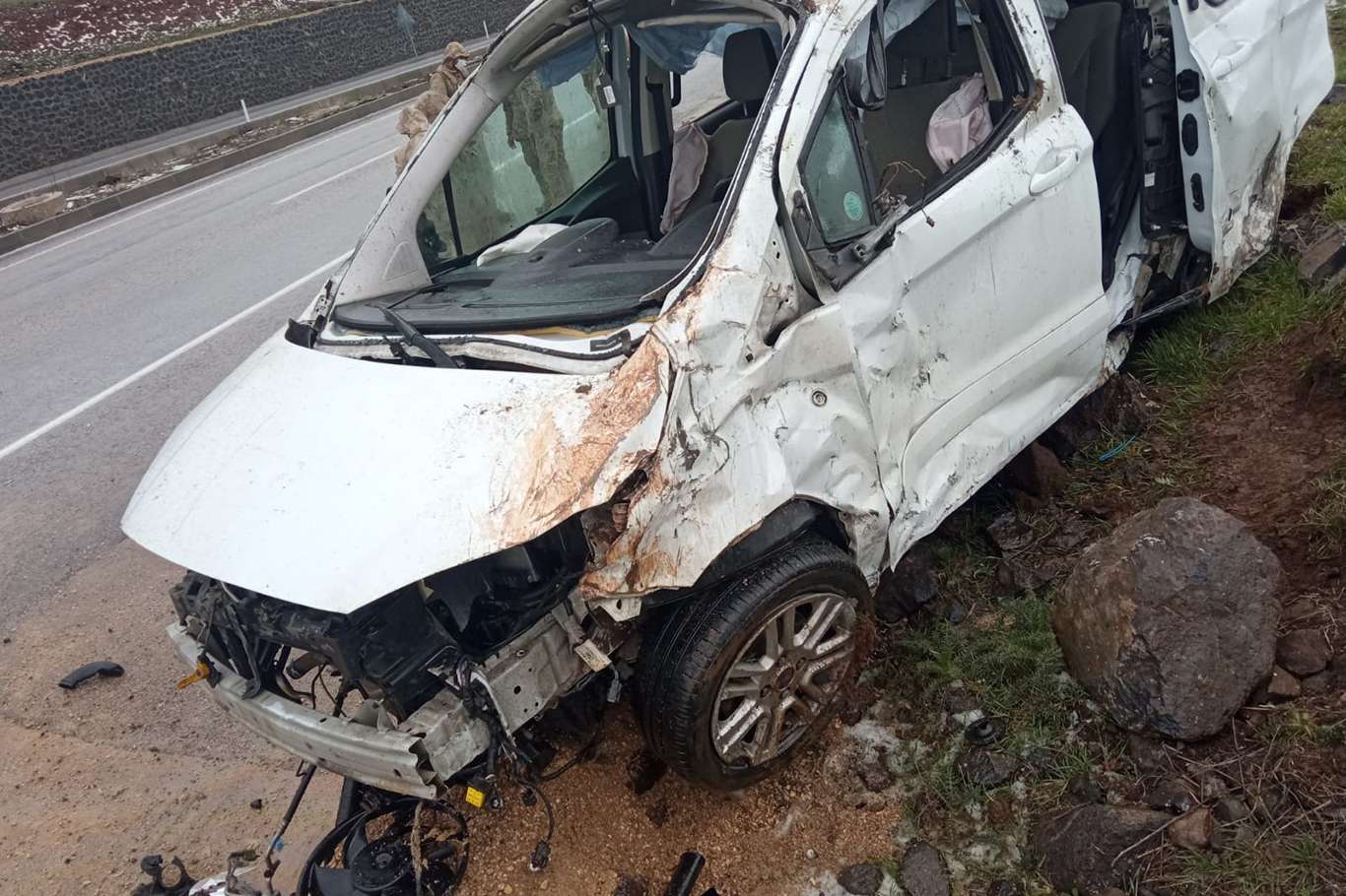 Şanlıurfa'da hafif ticari araç takla attı: 1 ölü 2 yaralı