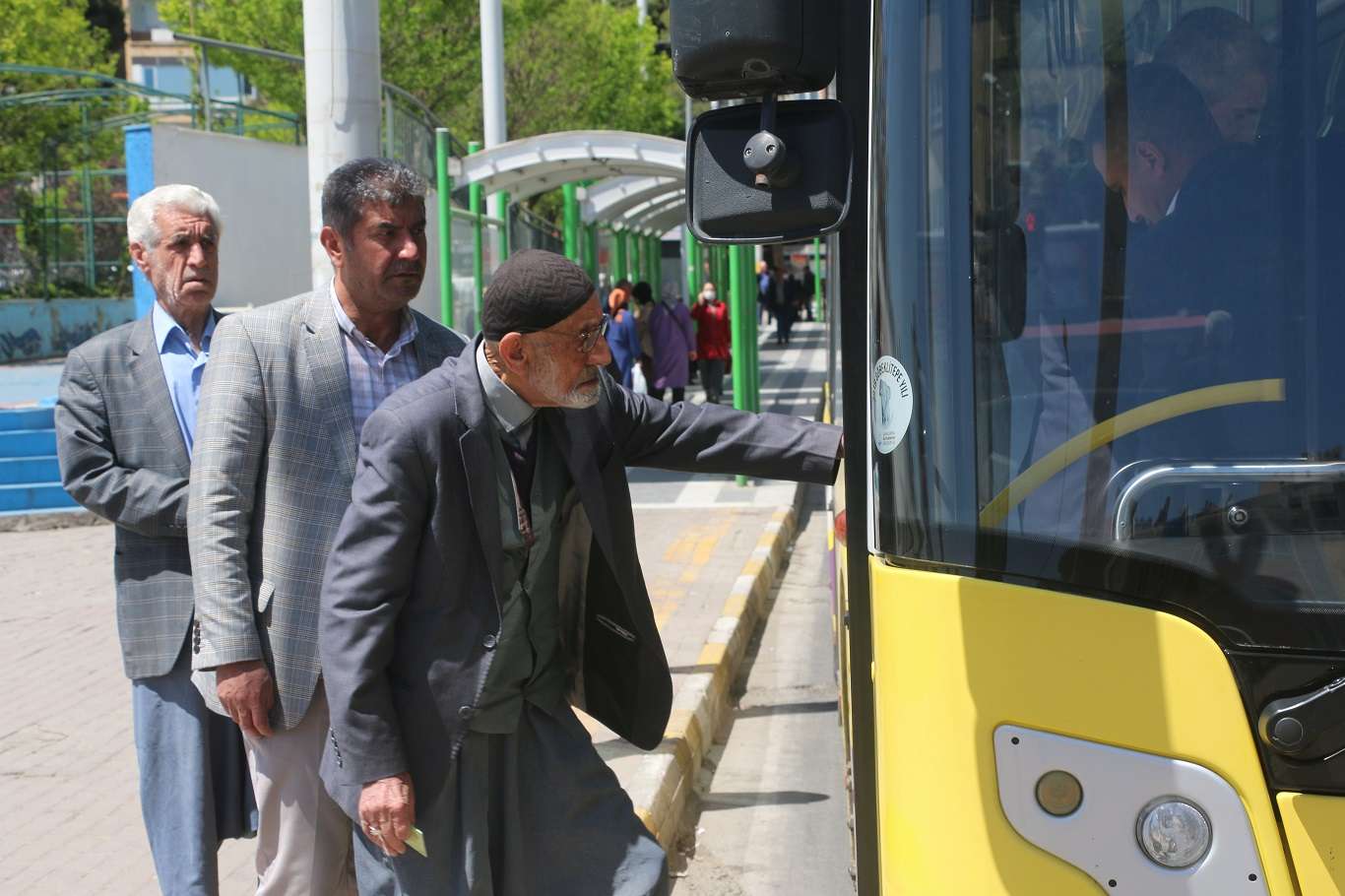 Şanlıurfa'daki yaşlılar toplu taşımada saygı gösterilmesini istiyor