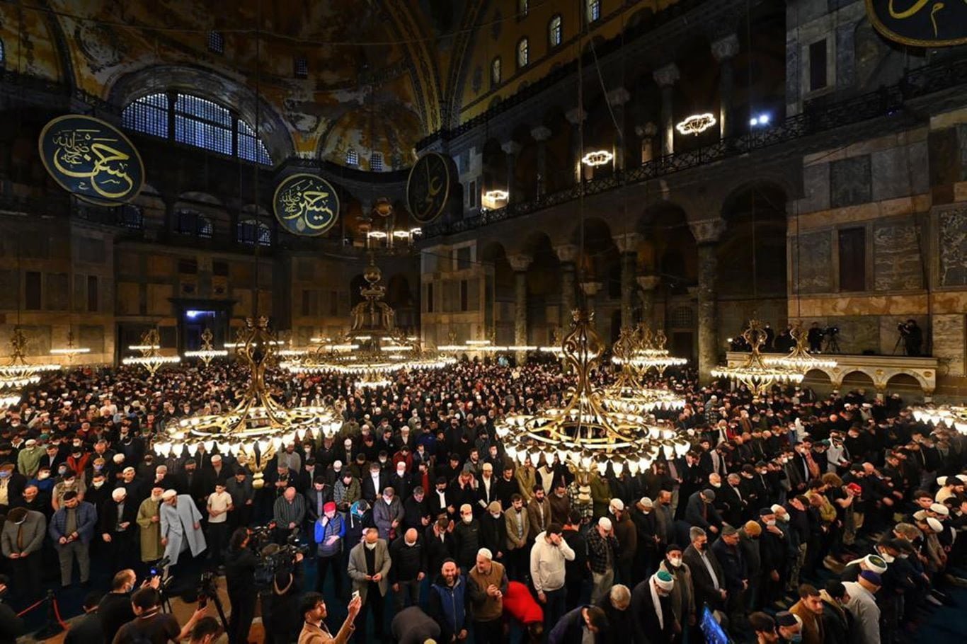 Ayasofya'da 88 yılın ardından ilk teravih kılındı