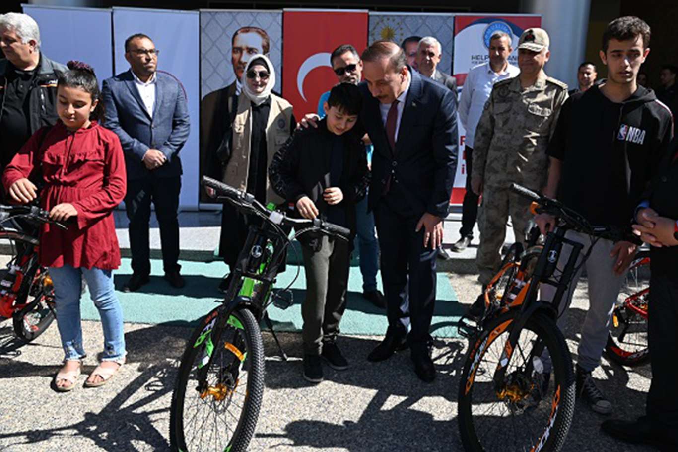 Şanlıurfa'da yetim çocuklara bisiklet hediye edildi