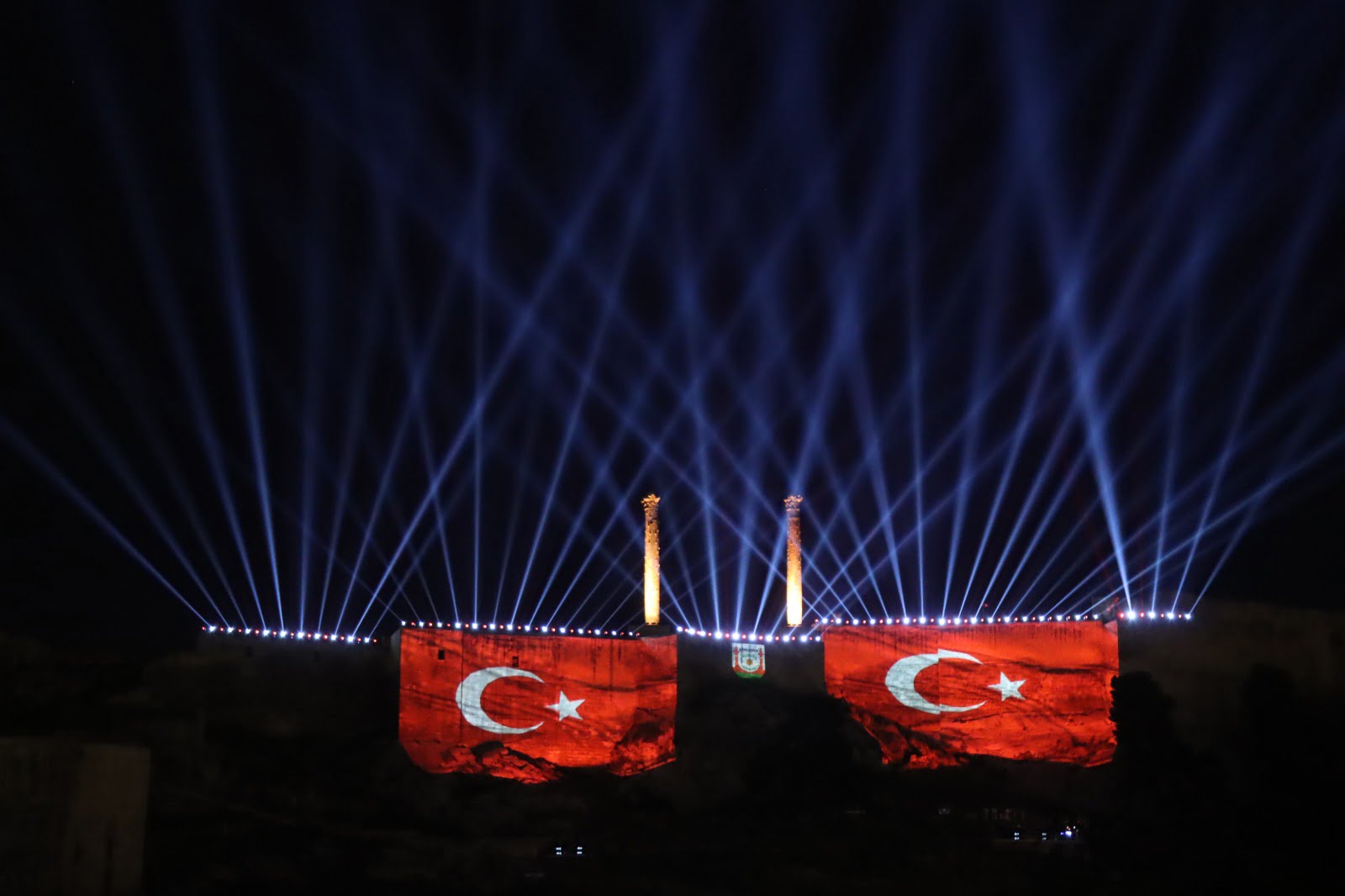 Urfa Kalesi'nde ışık ve lazer gösterimi