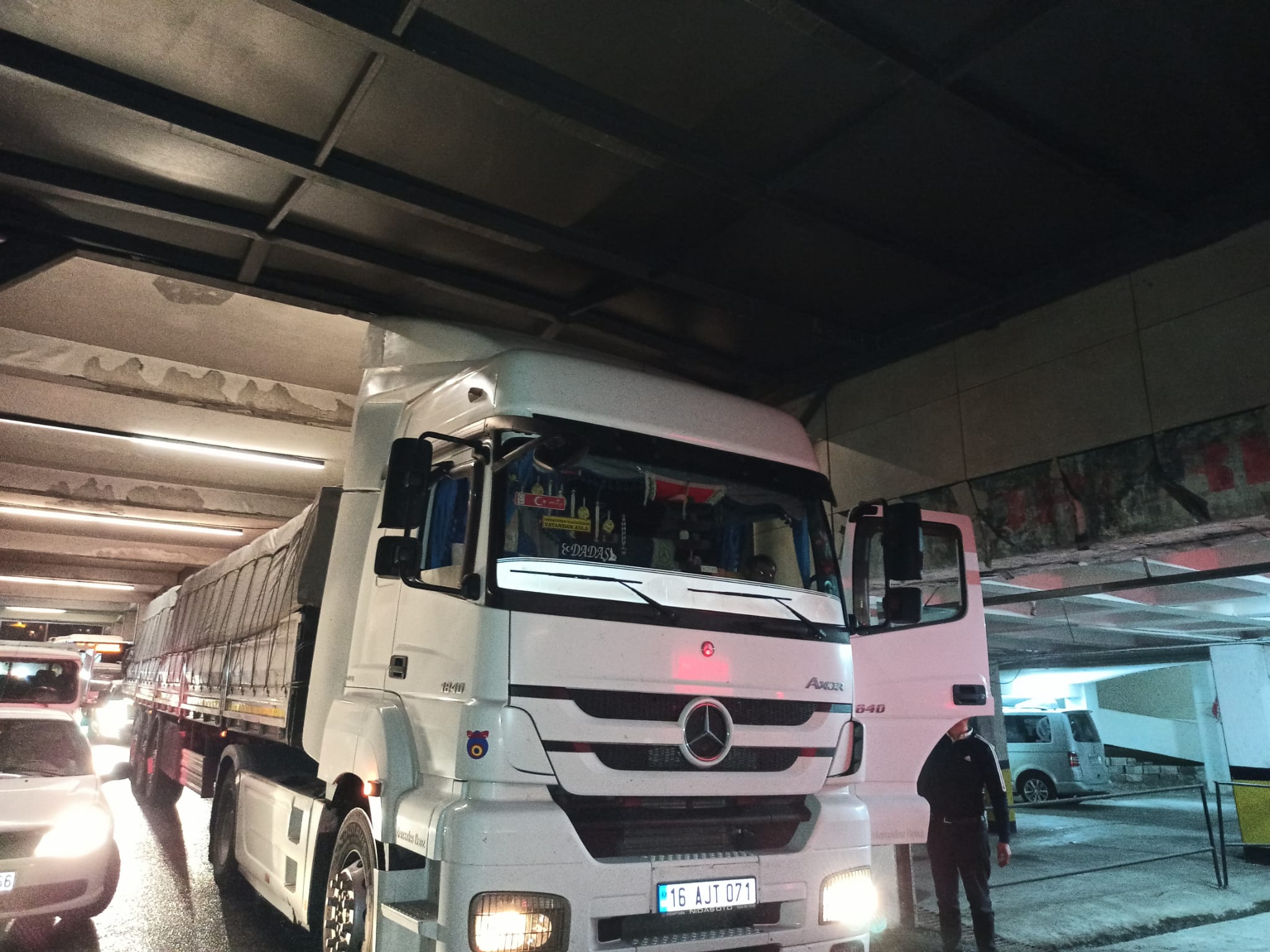 Balıklıgöl’de tünele sıkışan tır zor anlar yaşattı