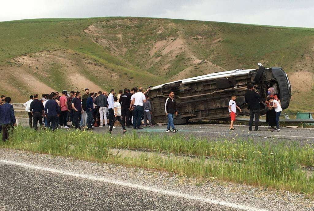 Lastiği patlayan minibüs kaza yaptı: 11 yaralı