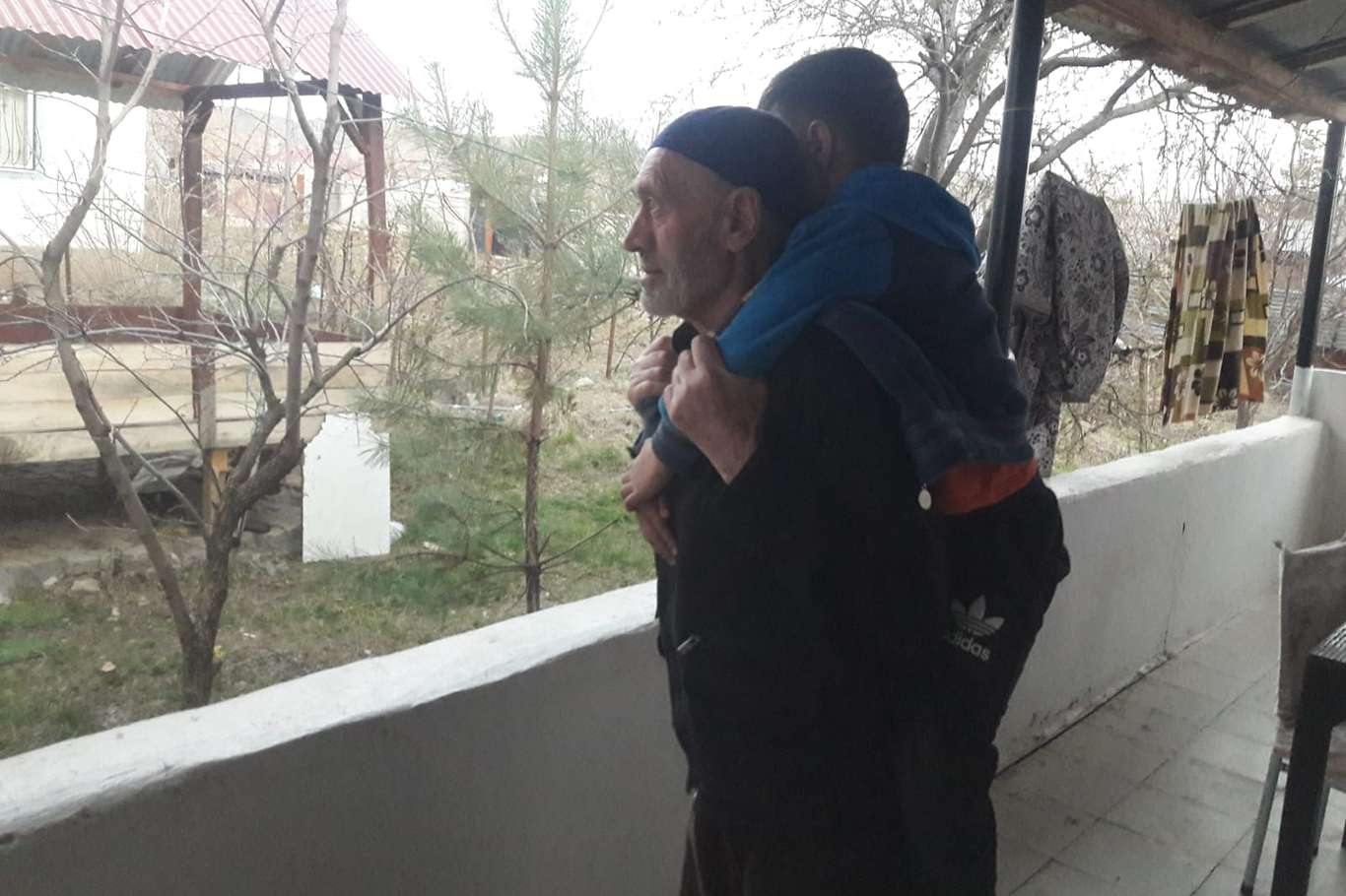 İlk kez oruç tutan torununu sırtında taşıdı