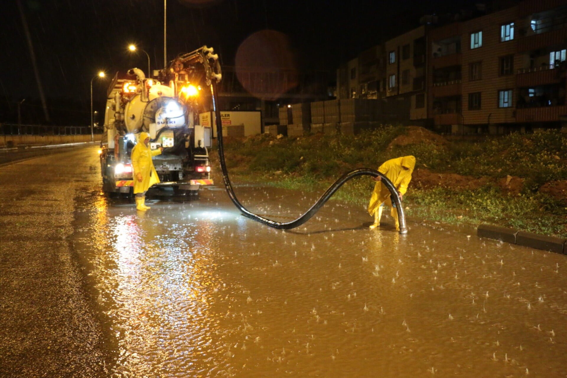 Şanlıurfa'da gece boyu yağışla mücadele edildi