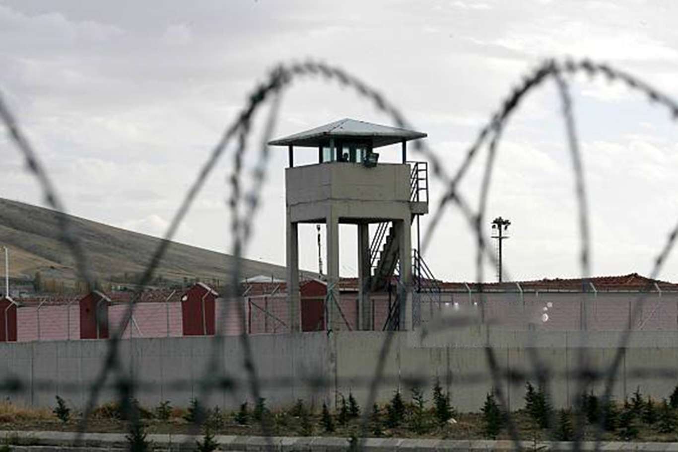 Cezaevlerinde hükümlülerin Covid-19 izni uzatıldı
