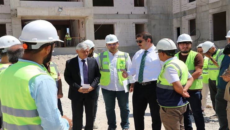 Vali Ayhan, Okul inşaatlarında incelemelerde bulundu