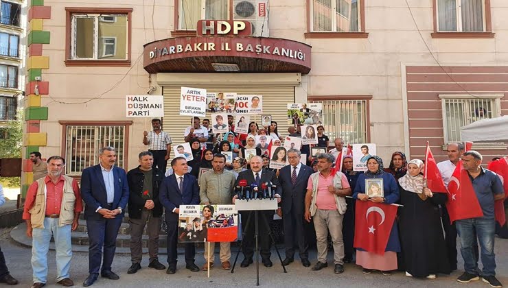 Bakan Varank'tan evlat nöbetindeki ailelere ziyaret