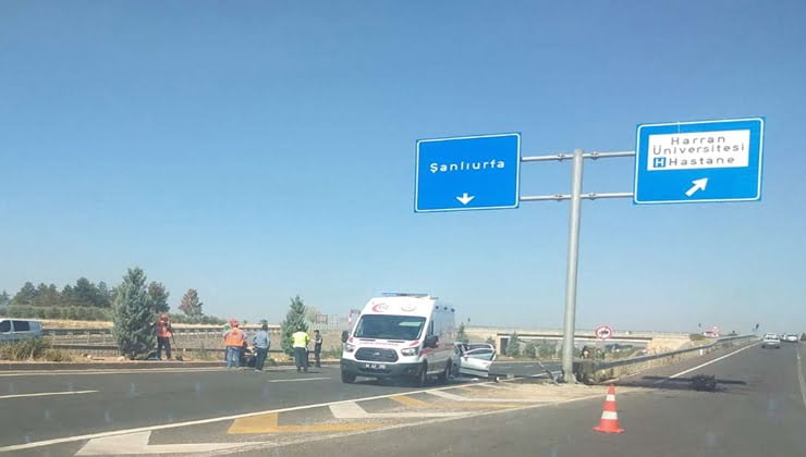 Şanlıurfa'da otomobil yön tabelasına çarptı: Ölü ve yaralılar var