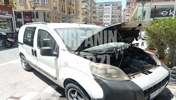 Şanlıurfa'da park halinde yanan aracı vatandaşlar söndürdü
