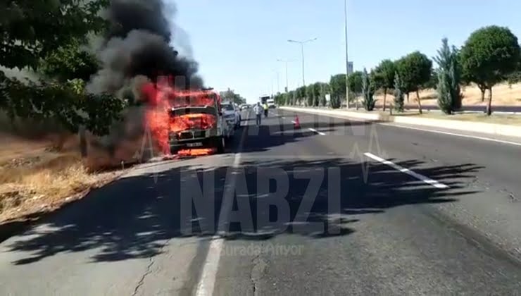Şanlıurfa-Diyarbakır Karayolunda bir çekici alev alev yandı