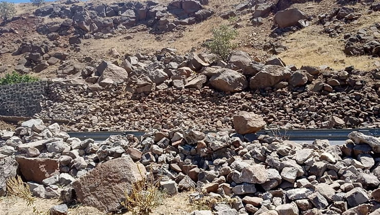 Siverek- Adıyaman kara yolunda toprak kayması