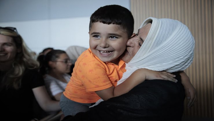 Yurda dönen ilk hacı kafilesi gözyaşlarıyla karşılandı