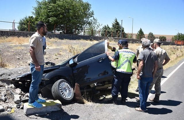 Şanlıurfa'da otomobil şarampole yuvarlandı: Yaralılar var