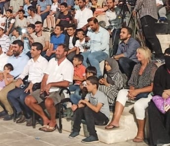 Londra’dan gelen turist çift ilahi konserine katıldı