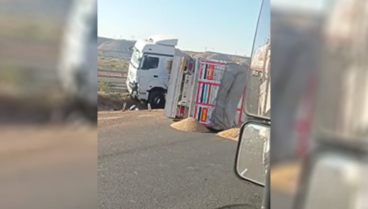 Urfa'da kontrolden çıkan tır devrildi