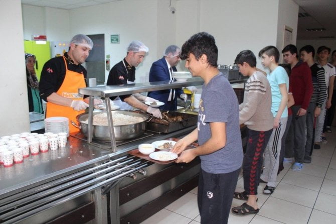 Okullarda ücretsiz öğle yemeği hedef 5 milyon öğrenci