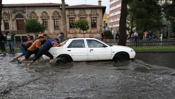 Urfa'da sağanak yağış hayatı olumsuz etkiledi