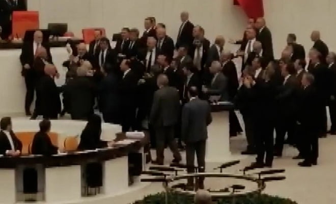 Meclis'te yumruklu kavga! Vekil yoğun bakıma kaldırıldı