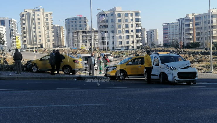 Urfa'da hafif ticari araç ile taksi çarpıştı: 1 yaralı