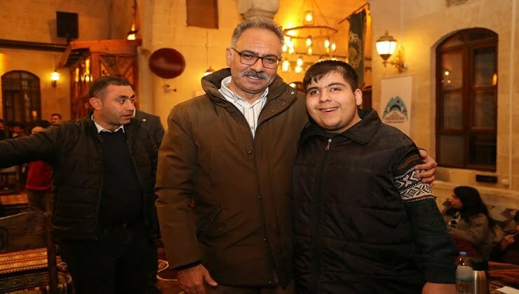 Kuş görme engelli çocuklarla bir araya geldi