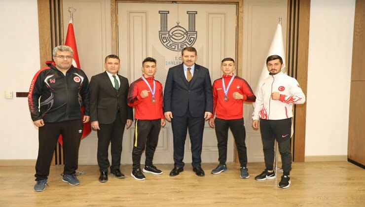 Vali Ayhan başarılı sporcuları ödüllendirdi