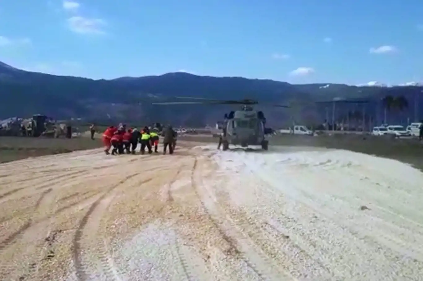 131 saat sonra enkazdan çıkarılan baba ve kızı helikopterle hastaneye kaldırıldı