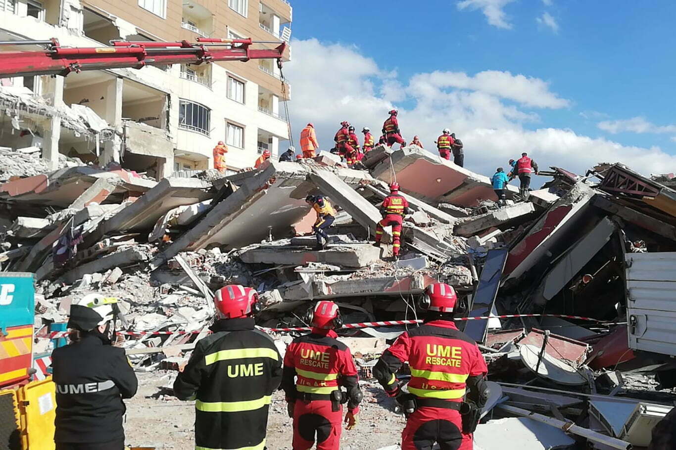 AFAD: 7,7'lik depremden sonra 1604 deprem meydana geldi