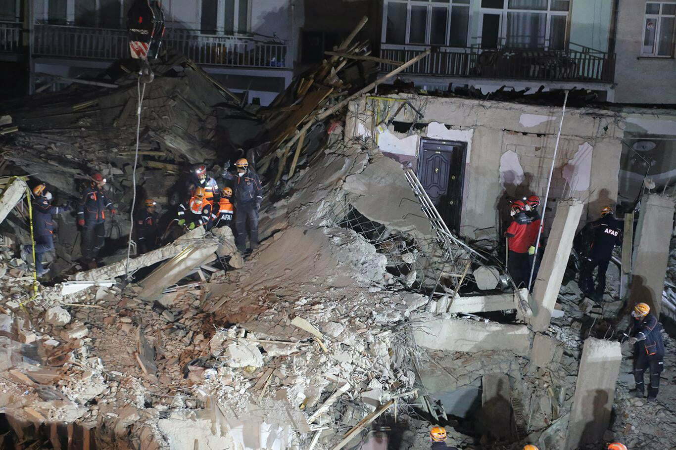 Büyüklüğü 4'ün üzerinde 271 artçı deprem meydana geldi
