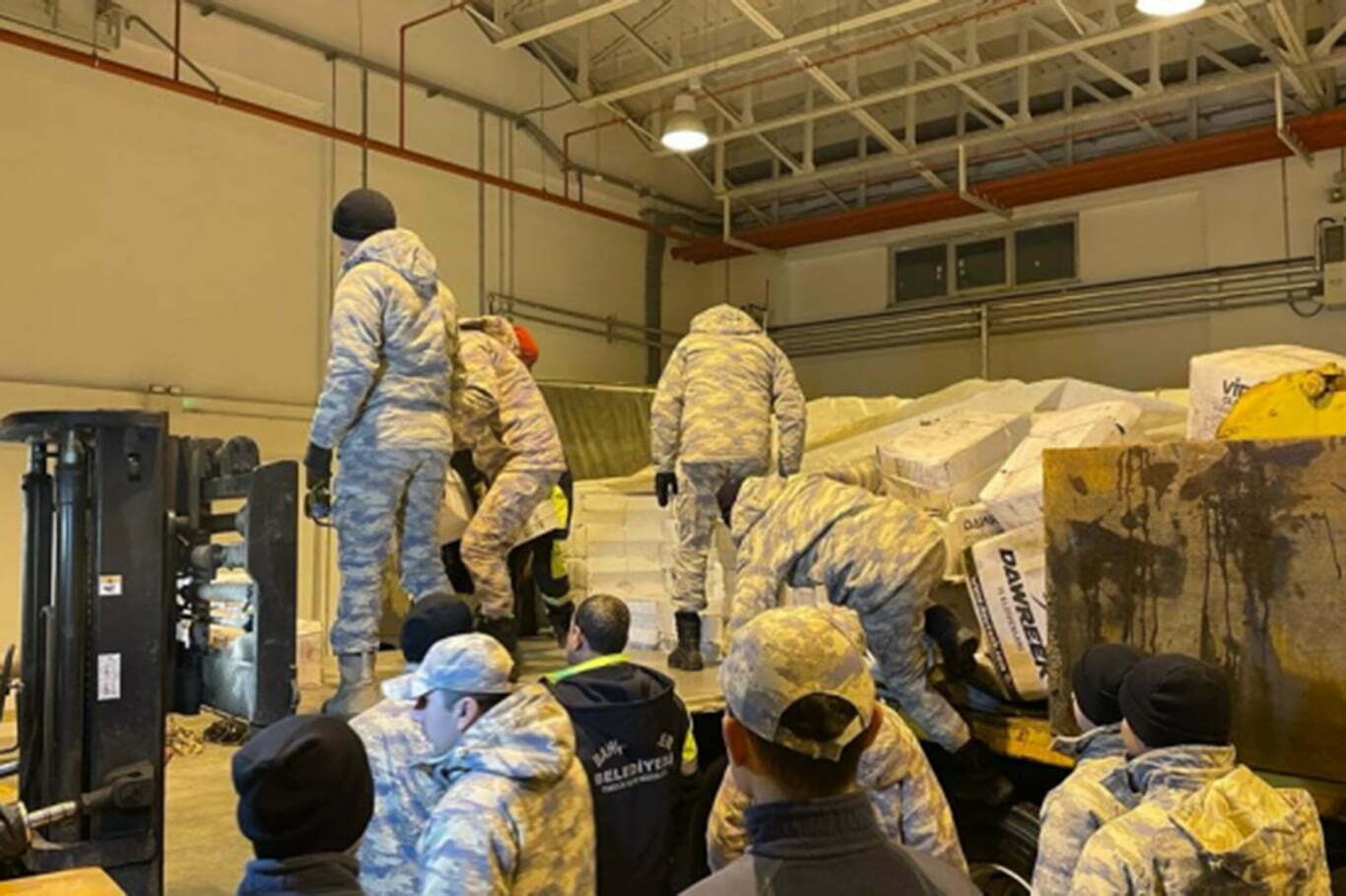 Deprem bölgesine duvar kırıcı iş makinesi gönderildi