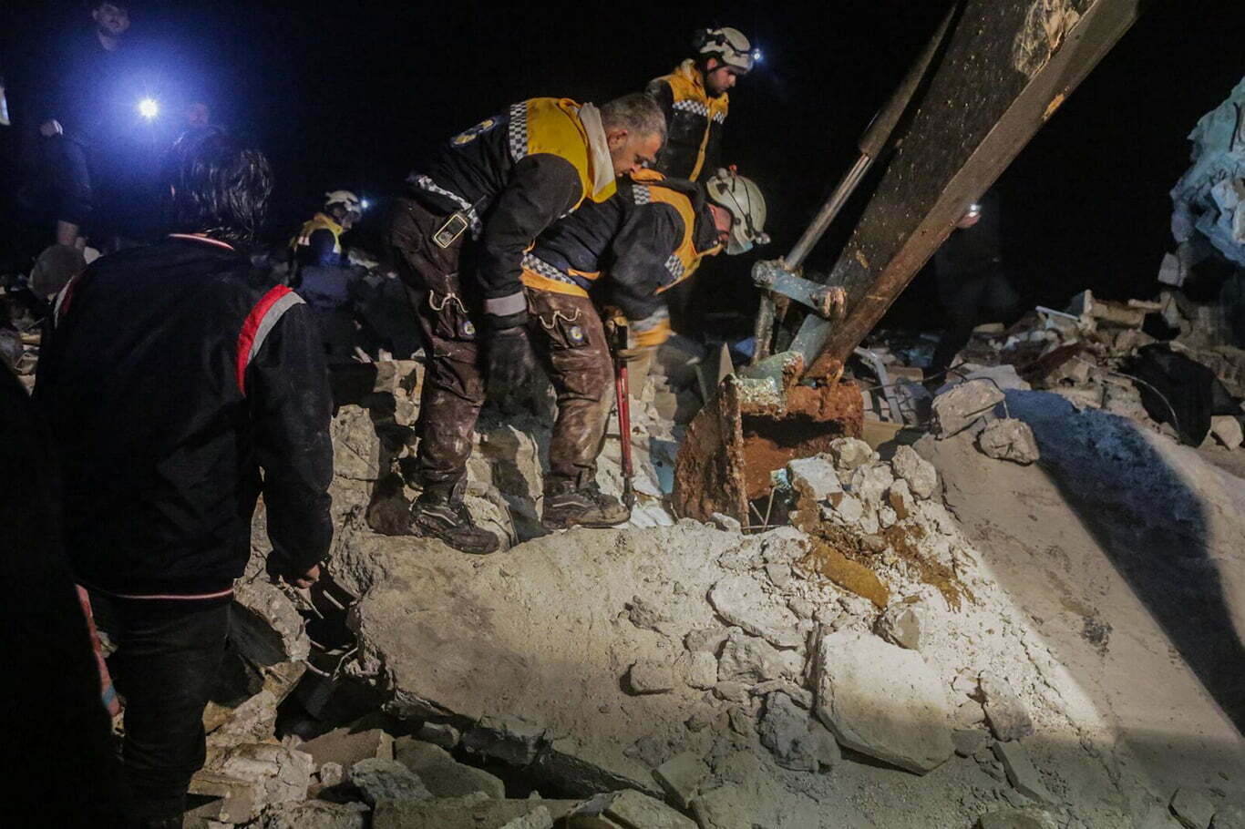 Deprem Suriye'yi de sarstı: En az 230 kişi hayatını kaybetti