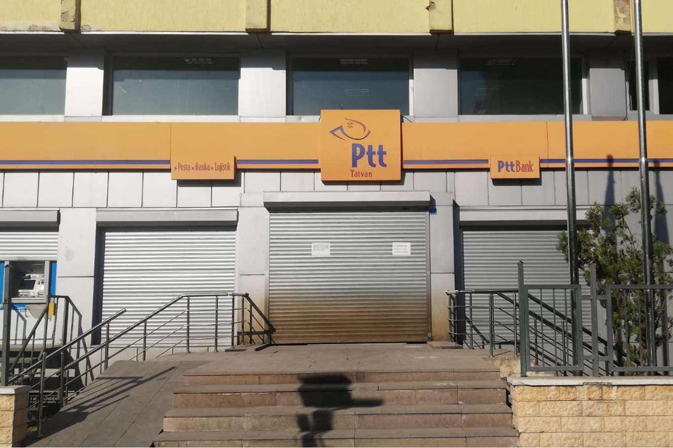 Depremde hasar gören PTT binası kapatıldı