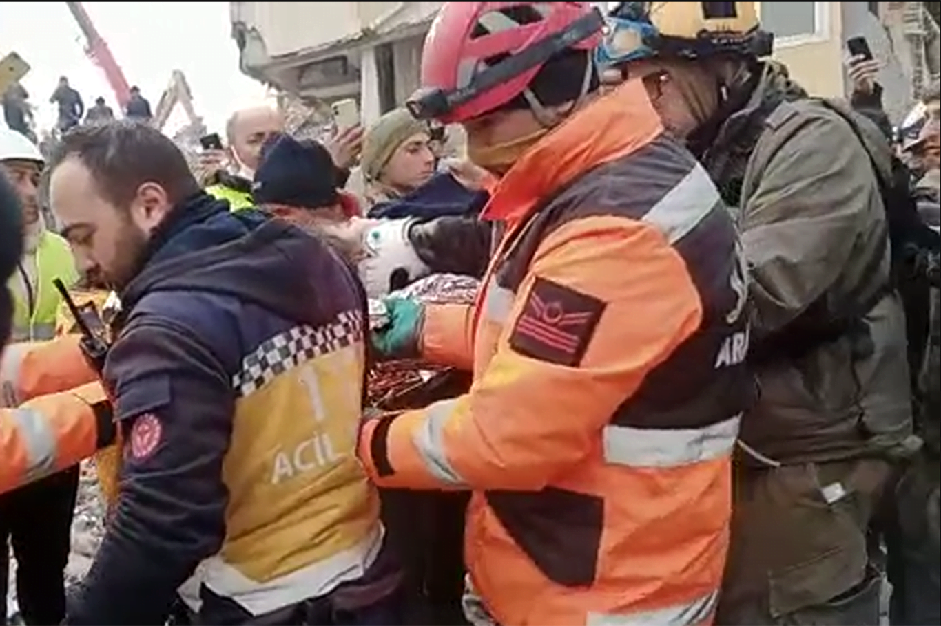Depremin 5'inci gününde 12 yaşında bir kız çocuğu sağ olarak kurtarıldı