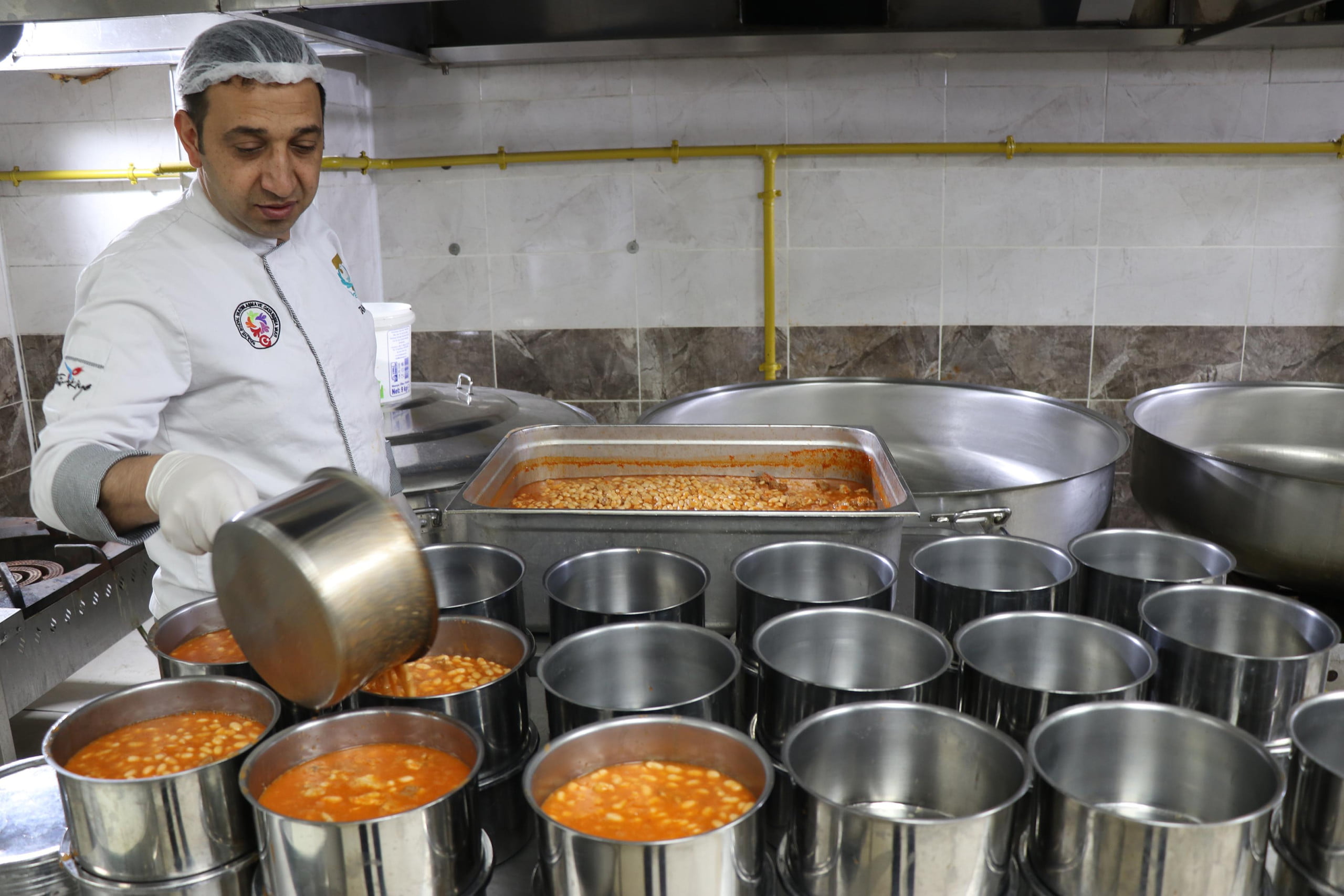 Urfa'da sıcak yemekler iftar öncesi hanelere ulaştırılıyor