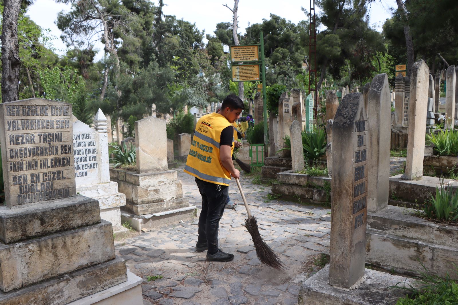 Şanlıurfa'da bayram öncesi mezarlık temizliği yapıldı