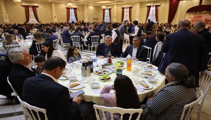 Vali Ayhan ile Başkan Bayazgül iftarda vatandaşlarla buluştu
