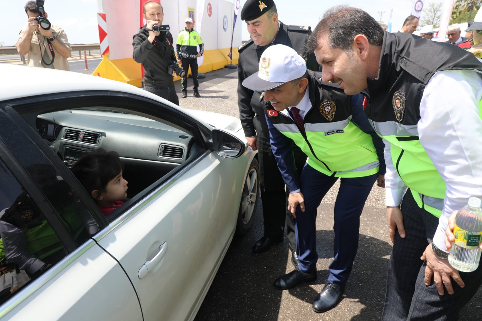 Vali Ayhan trafik uygulama noktasında vatandaşlarla bayramlaştı