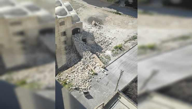 Depremde zarar gören cami minaresi kontrollü bir şekilde yıkıldı