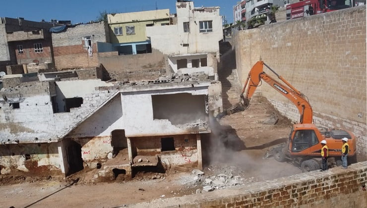 Urfa'da sel ve depremden etkilenen yapılar yıkılıyor