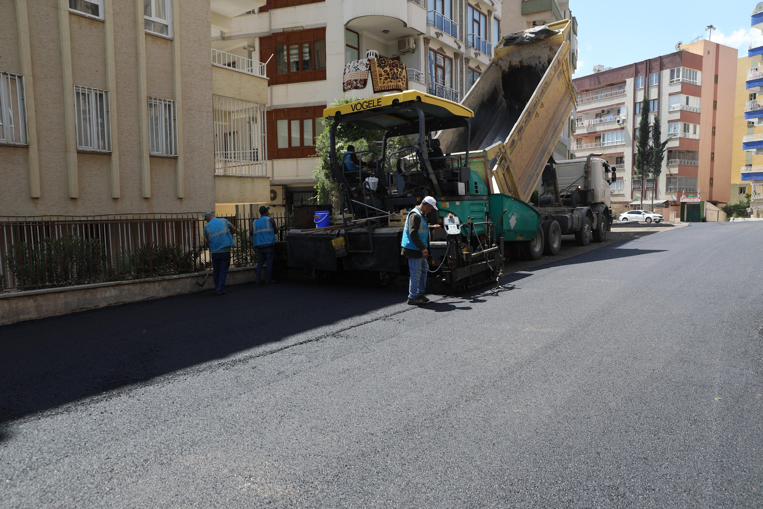 Haliliye'de sıcak asfalt çalışmaları sürüyor