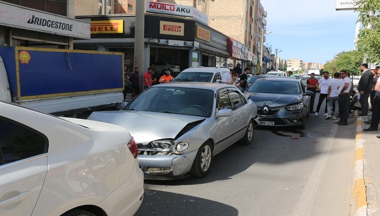 Urfa Valiliği önünde zincirleme kaza!