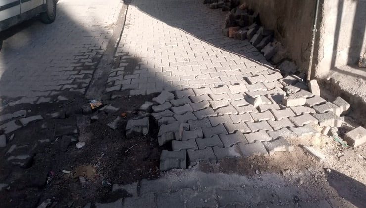 Kablo çekilen yol onarılmayı bekliyor