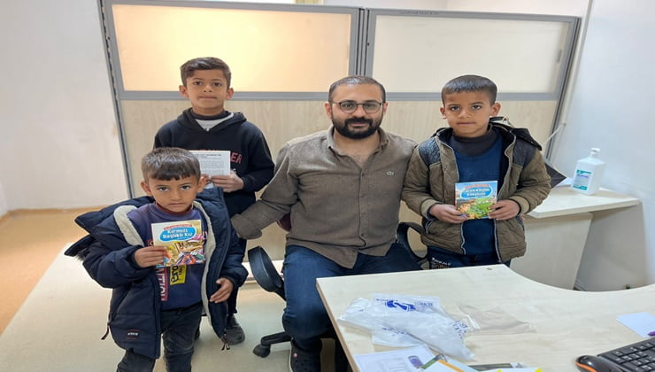Okuma oranının artması için çocuk hastalara kitap hediyesi