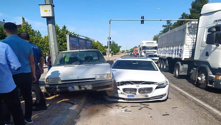 Şanlıurfa'da kaza yapan araçlar üst üste çıktı: 2 yaralı