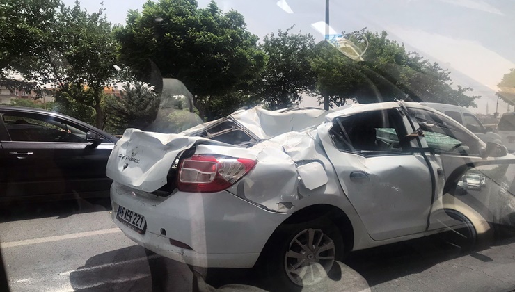 Trafikteki hasarlı otomobil dikkat çekti